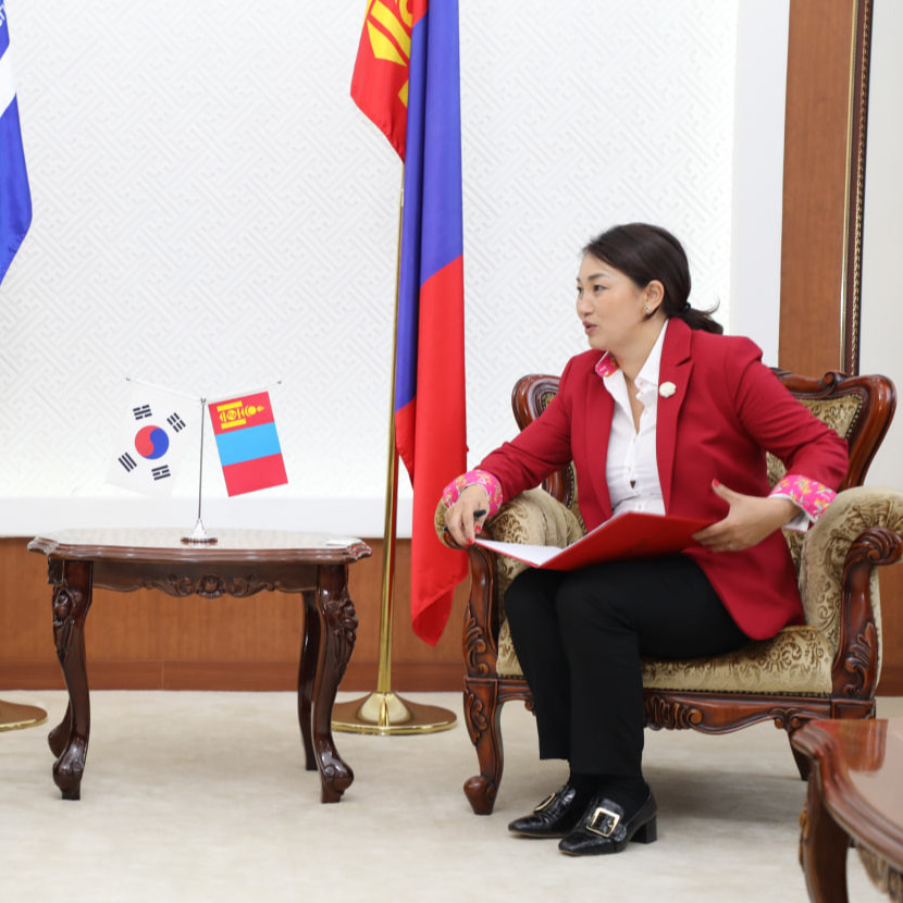 ХНХ-ын сайд Х.Булгантуяа БНСУ-аас Монгол Улсад суугаа Элчин сайд Ким Жун Гүг хүлээн авч уулзлаа