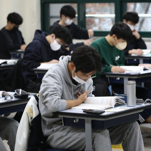Солонгос сурагчид шалгалтыг 90 секундийн өмнө дуусгасан хэмээн гомдол гаргажээ